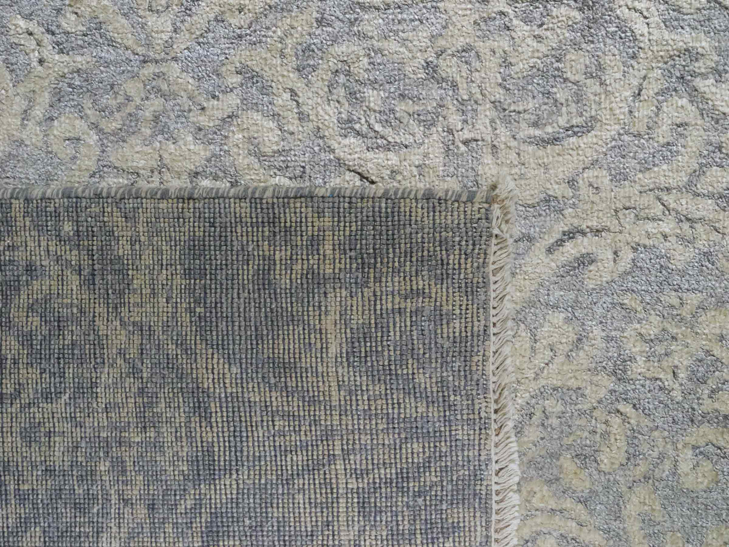 Handgeknüpfter Damask Orientteppich von Khademi aus Viskose, grau, beige. Modernes Vintage-Design. Von Hand geknüpft in Indien. Größe: 273x187cm. Teppichnummer: KB4-1699. Verkauf durch Jupiter Intl.