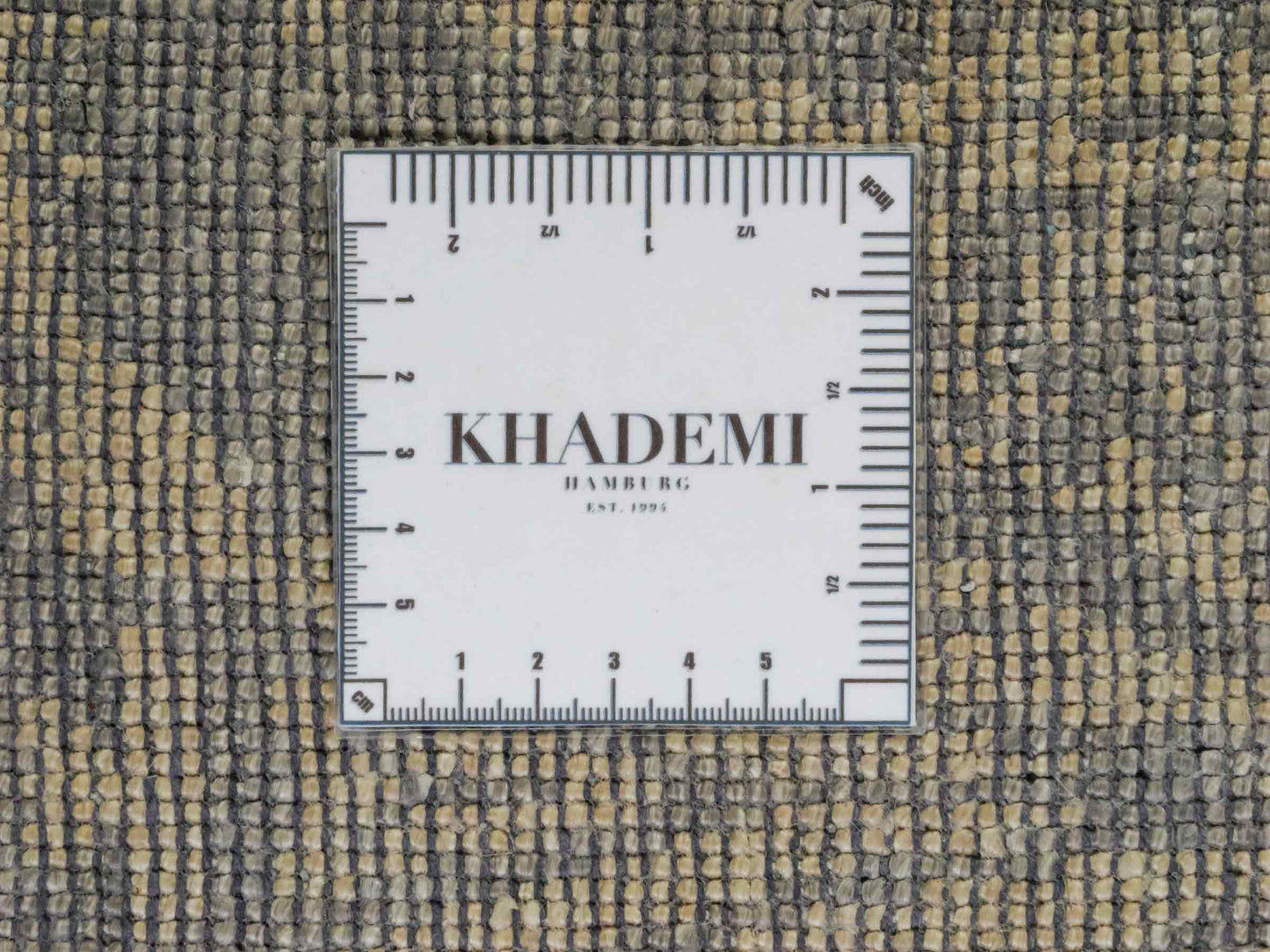 Handgeknüpfter Damask Orientteppich von Khademi aus Viskose, grau, beige. Modernes Vintage-Design. Von Hand geknüpft in Indien. Größe: 273x187cm. Teppichnummer: KB4-1699. Verkauf durch Jupiter Intl.