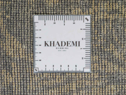 Handgeknüpfter Damask Orientteppich von Khademi aus Viskose, grau, beige. Modernes Vintage-Design. Von Hand geknüpft in Indien. Größe: 273x187cm. Teppichnummer: KB4-1699. Verkauf durch Jupiter Intl.