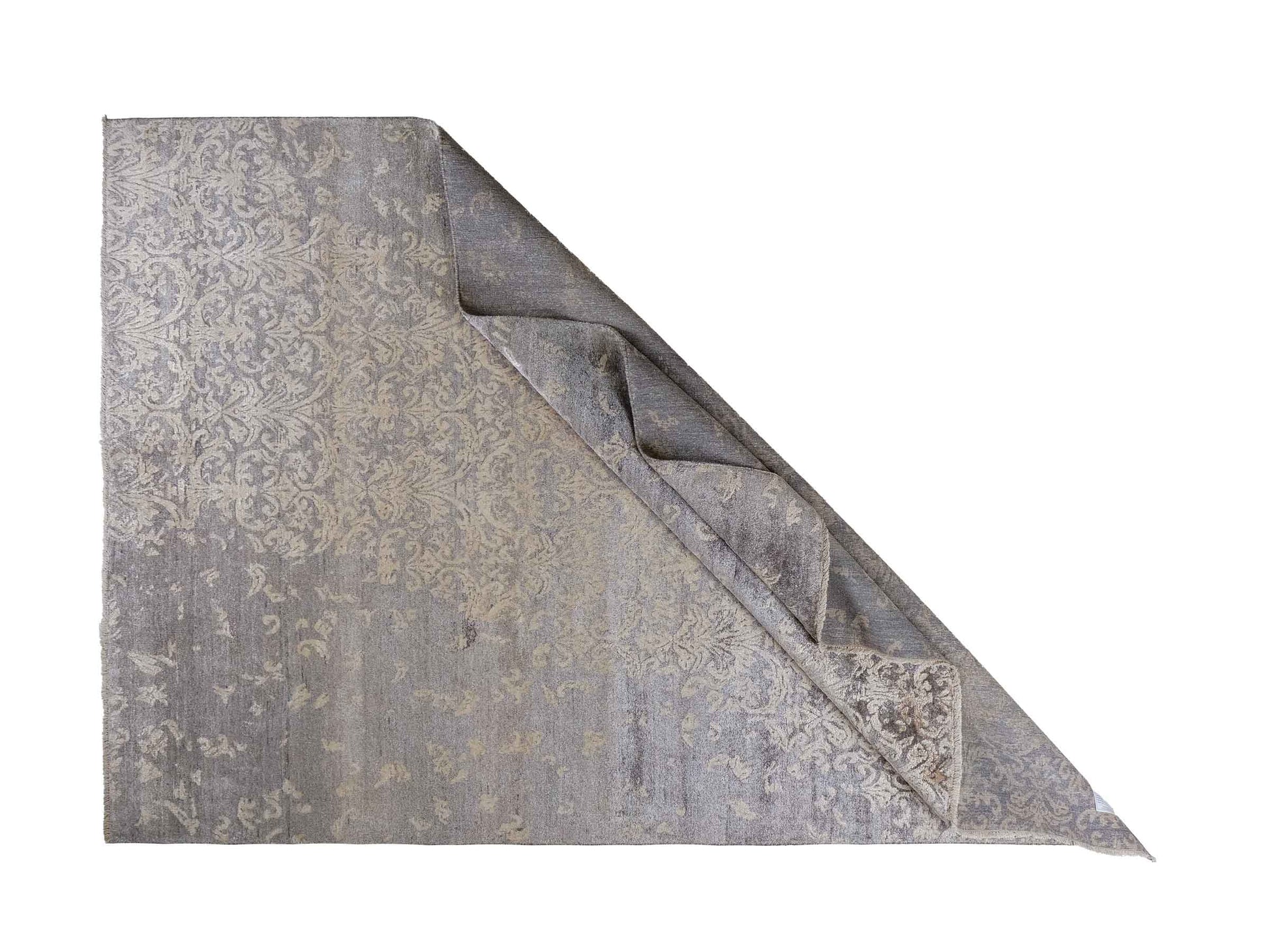 Handgeknüpfter Damask Orientteppich von Khademi aus Viskose, grau, beige. Modernes Vintage-Design. Von Hand geknüpft in Indien. Größe: 273x187cm. Teppichnummer: KB4-1699. Verkauf durch Jupiter Intl.