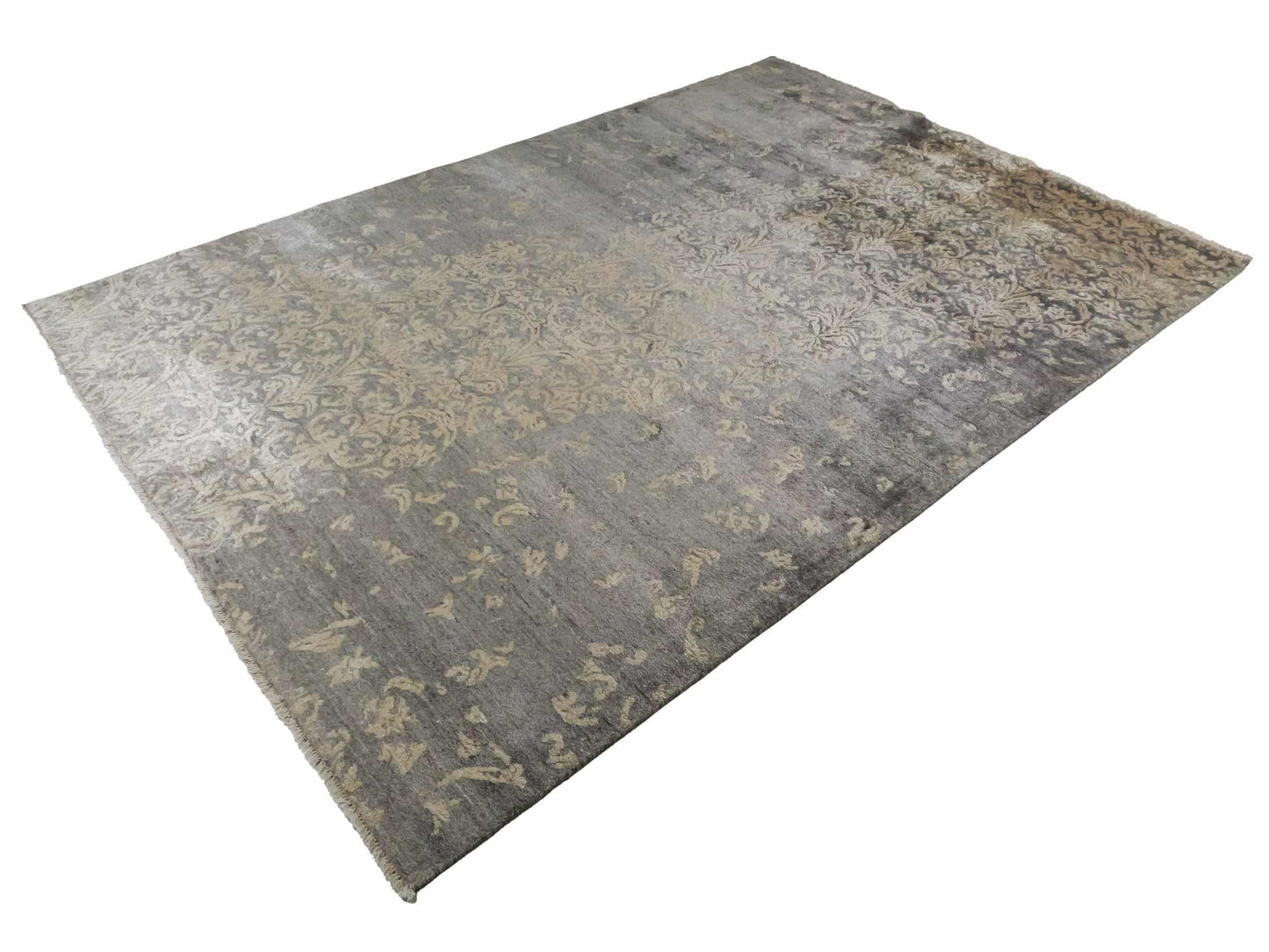 Handgeknüpfter Damask Orientteppich von Khademi aus Viskose, grau, beige. Modernes Vintage-Design. Von Hand geknüpft in Indien. Größe: 273x187cm. Teppichnummer: KB4-1699. Verkauf durch Jupiter Intl.