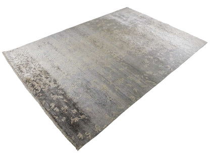 Handgeknüpfter Damask Orientteppich von Khademi aus Viskose, grau, beige. Modernes Vintage-Design. Von Hand geknüpft in Indien. Größe: 273x187cm. Teppichnummer: KB4-1699. Verkauf durch Jupiter Intl.