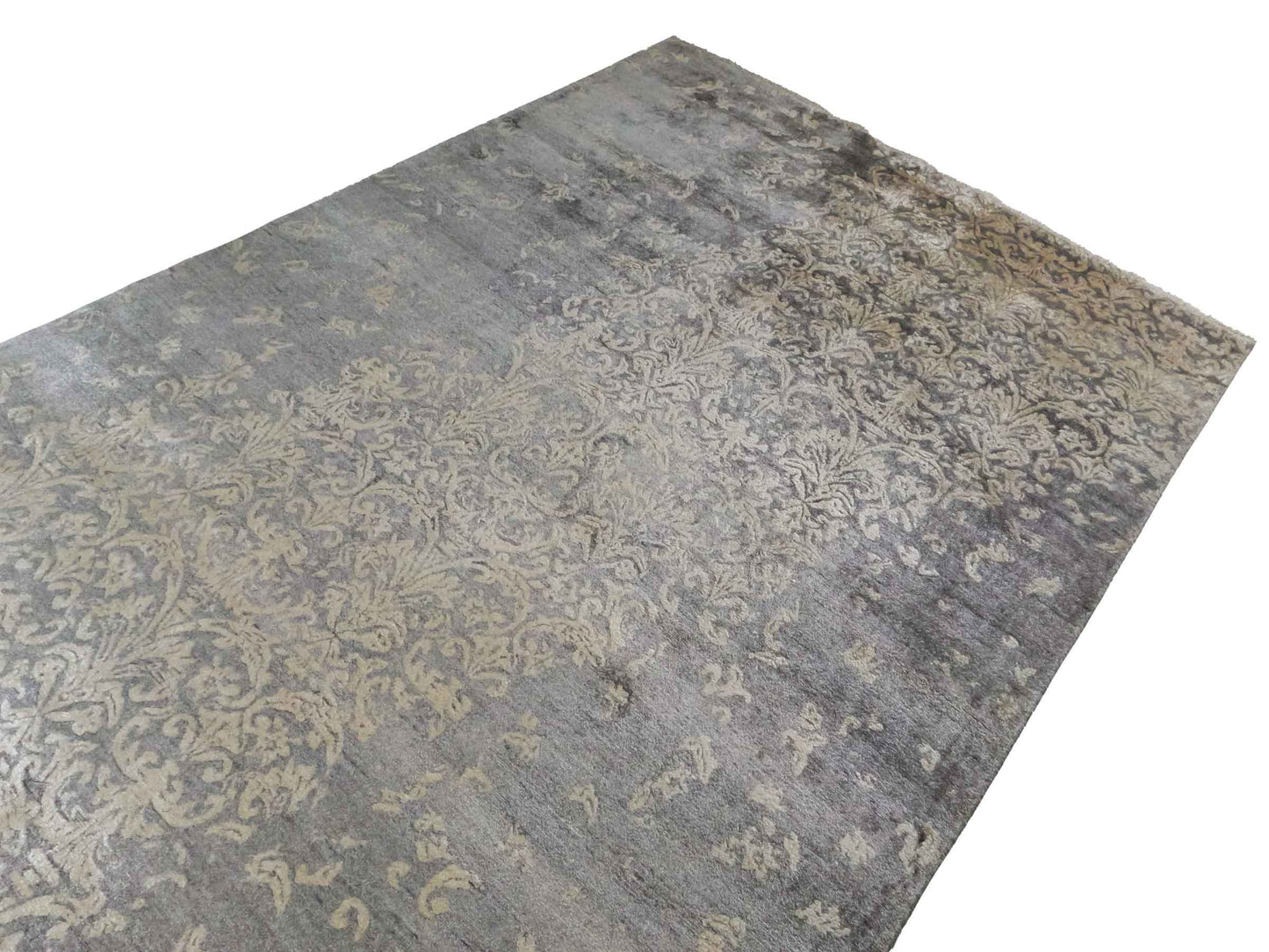 Handgeknüpfter Damask Orientteppich von Khademi aus Viskose, grau, beige. Modernes Vintage-Design. Von Hand geknüpft in Indien. Größe: 273x187cm. Teppichnummer: KB4-1699. Verkauf durch Jupiter Intl.