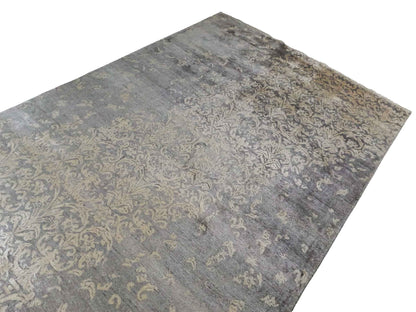 Handgeknüpfter Damask Orientteppich von Khademi aus Viskose, grau, beige. Modernes Vintage-Design. Von Hand geknüpft in Indien. Größe: 273x187cm. Teppichnummer: KB4-1699. Verkauf durch Jupiter Intl.