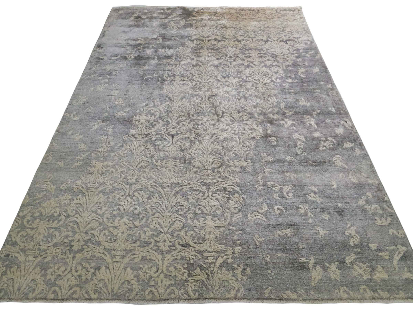 Handgeknüpfter Damask Orientteppich von Khademi aus Viskose, grau, beige. Modernes Vintage-Design. Von Hand geknüpft in Indien. Größe: 273x187cm. Teppichnummer: KB4-1699. Verkauf durch Jupiter Intl.