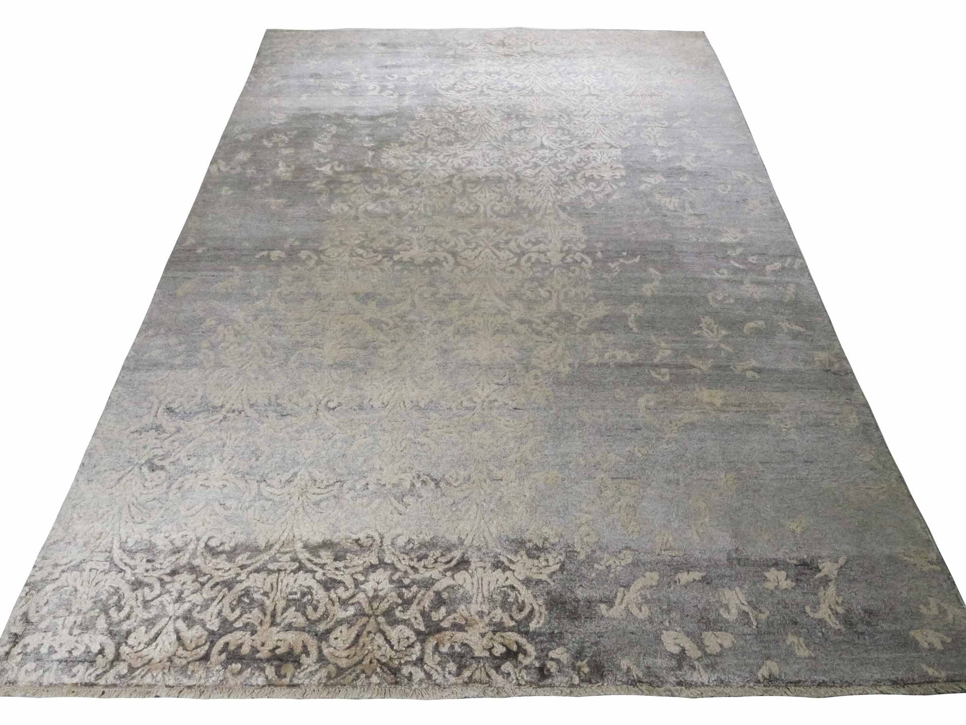 Handgeknüpfter Damask Orientteppich von Khademi aus Viskose, grau, beige. Modernes Vintage-Design. Von Hand geknüpft in Indien. Größe: 273x187cm. Teppichnummer: KB4-1699. Verkauf durch Jupiter Intl.