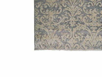Handgeknüpfter Damask Orientteppich von Khademi aus Viskose, grau, beige. Modernes Vintage-Design. Von Hand geknüpft in Indien. Größe: 273x187cm. Teppichnummer: KB4-1699. Verkauf durch Jupiter Intl.