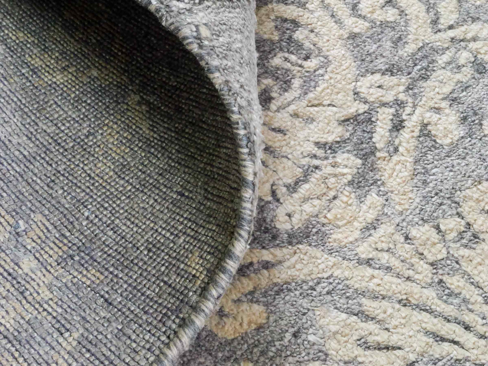 Handgeknüpfter Damask Orientteppich von Khademi aus Viskose, grau, beige. Modernes Vintage-Design. Von Hand geknüpft in Indien. Größe: 273x187cm. Teppichnummer: KB4-1699. Verkauf durch Jupiter Intl.