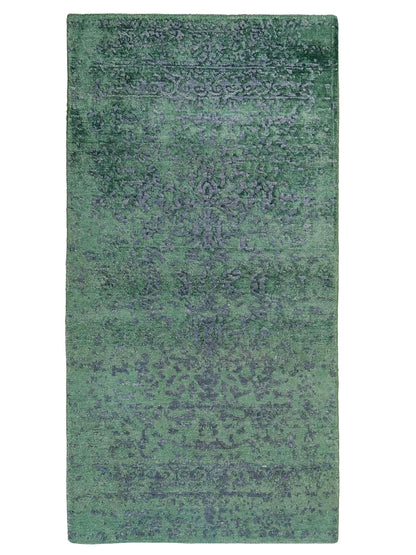 Handgeknüpfter Damask Orientteppich von Khademi aus Wolle mit Viskose, grün. Modernes Vintage-Design. Von Hand geknüpft in Indien. Größe: 140x71cm. Teppichnummer: KB4-1627. Verkauf durch Jupiter Intl.