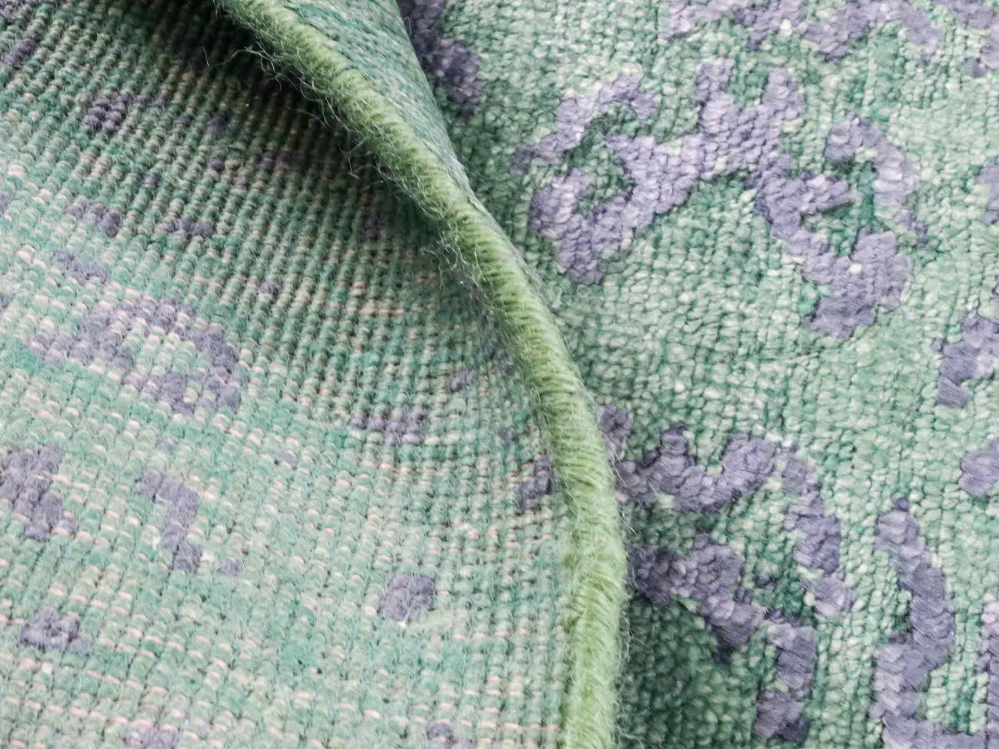 Handgeknüpfter Damask Orientteppich von Khademi aus Wolle mit Viskose, grün. Modernes Vintage-Design. Von Hand geknüpft in Indien. Größe: 140x71cm. Teppichnummer: KB4-1627. Verkauf durch Jupiter Intl.