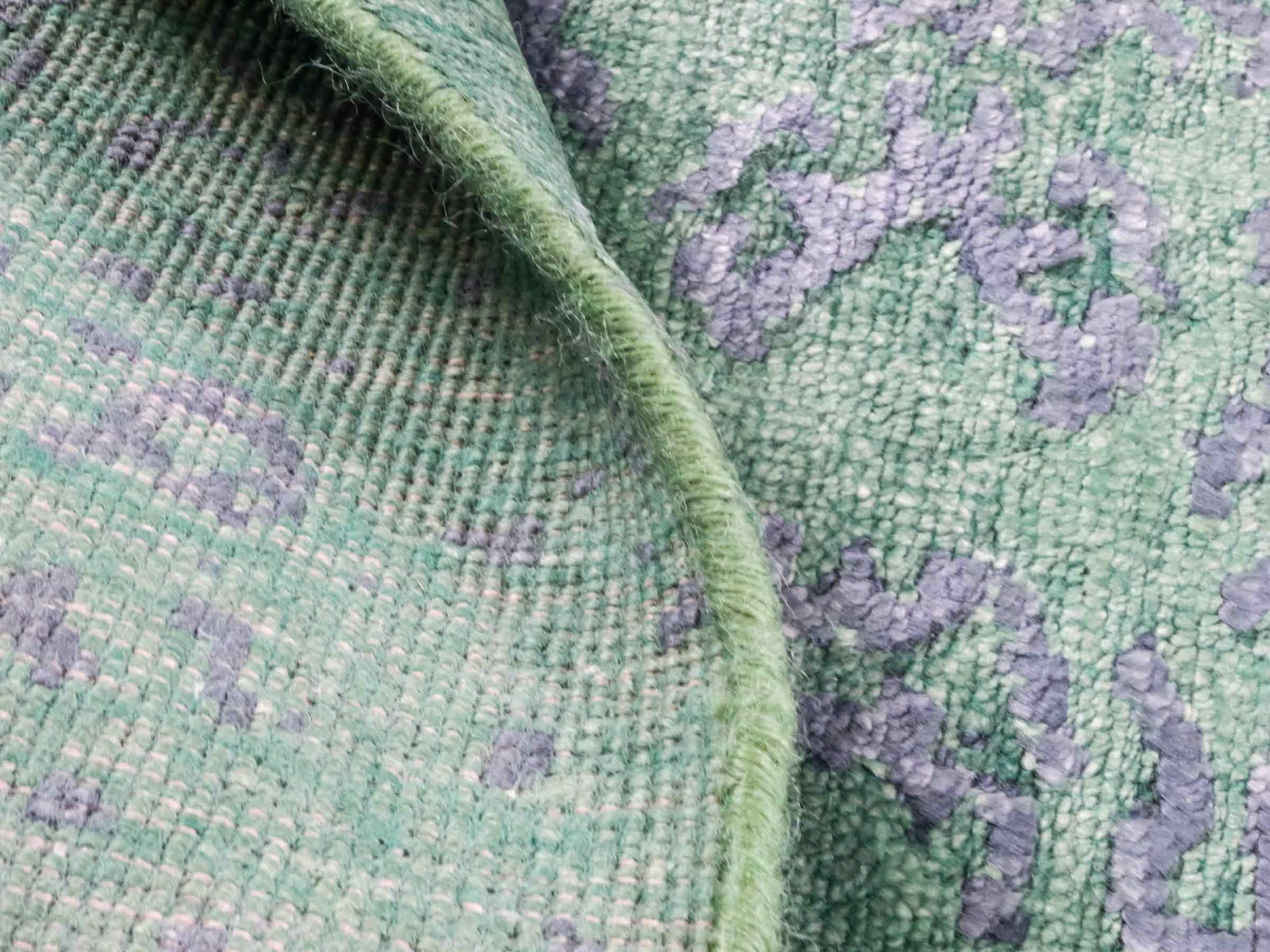 Handgeknüpfter Damask Orientteppich von Khademi aus Wolle mit Viskose, grün. Modernes Vintage-Design. Von Hand geknüpft in Indien. Größe: 140x71cm. Teppichnummer: KB4-1627. Verkauf durch Jupiter Intl.