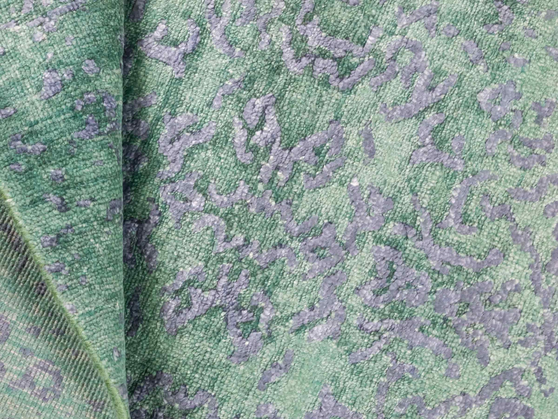 Handgeknüpfter Damask Orientteppich von Khademi aus Wolle mit Viskose, grün. Modernes Vintage-Design. Von Hand geknüpft in Indien. Größe: 140x71cm. Teppichnummer: KB4-1627. Verkauf durch Jupiter Intl.