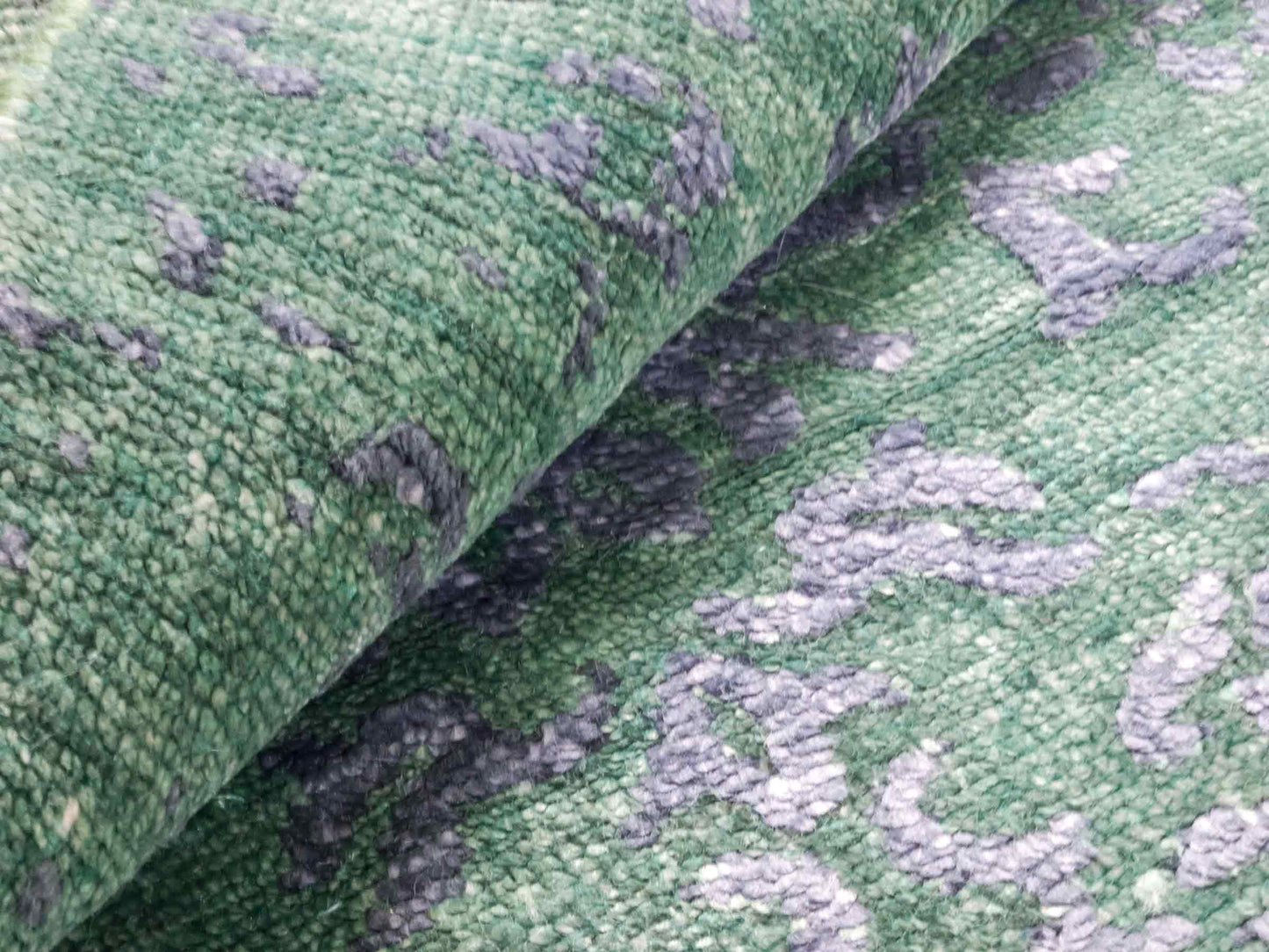 Handgeknüpfter Damask Orientteppich von Khademi aus Wolle mit Viskose, grün. Modernes Vintage-Design. Von Hand geknüpft in Indien. Größe: 140x71cm. Teppichnummer: KB4-1627. Verkauf durch Jupiter Intl.