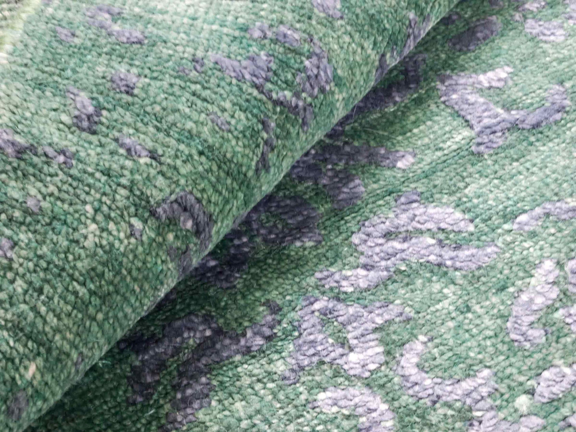 Handgeknüpfter Damask Orientteppich von Khademi aus Wolle mit Viskose, grün. Modernes Vintage-Design. Von Hand geknüpft in Indien. Größe: 140x71cm. Teppichnummer: KB4-1627. Verkauf durch Jupiter Intl.