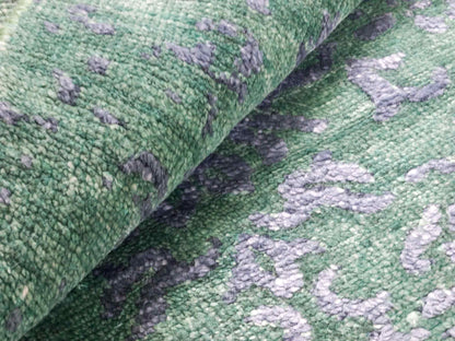 Handgeknüpfter Damask Orientteppich von Khademi aus Wolle mit Viskose, grün. Modernes Vintage-Design. Von Hand geknüpft in Indien. Größe: 140x71cm. Teppichnummer: KB4-1627. Verkauf durch Jupiter Intl.