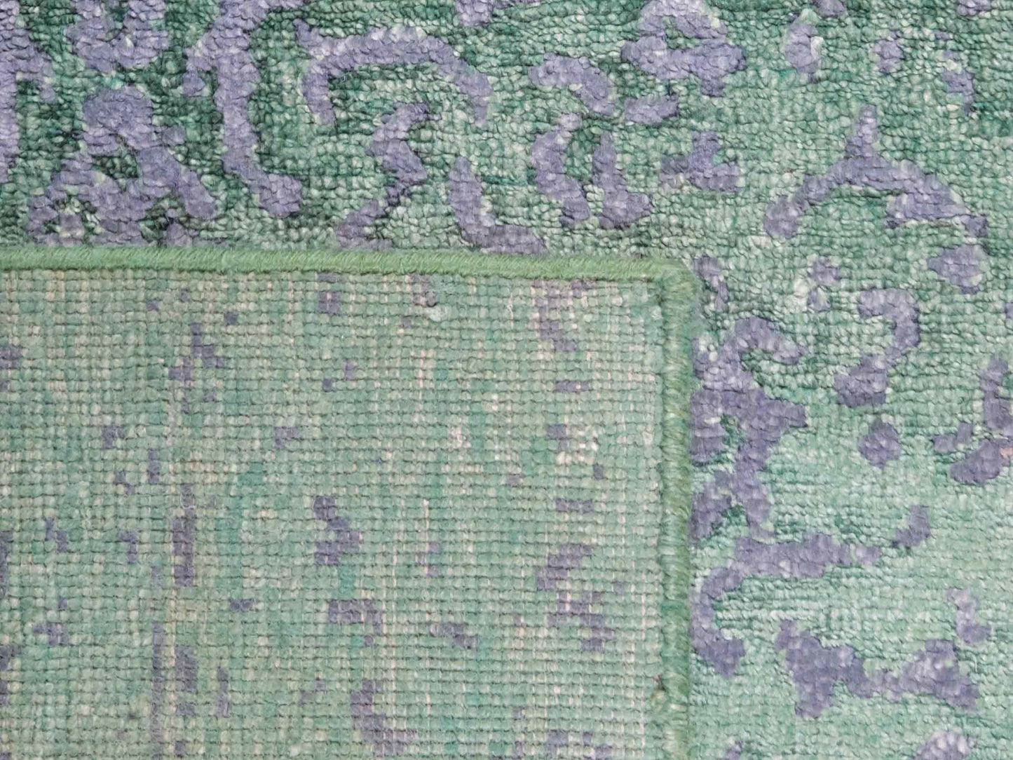 Handgeknüpfter Damask Orientteppich von Khademi aus Wolle mit Viskose, grün. Modernes Vintage-Design. Von Hand geknüpft in Indien. Größe: 140x71cm. Teppichnummer: KB4-1627. Verkauf durch Jupiter Intl.