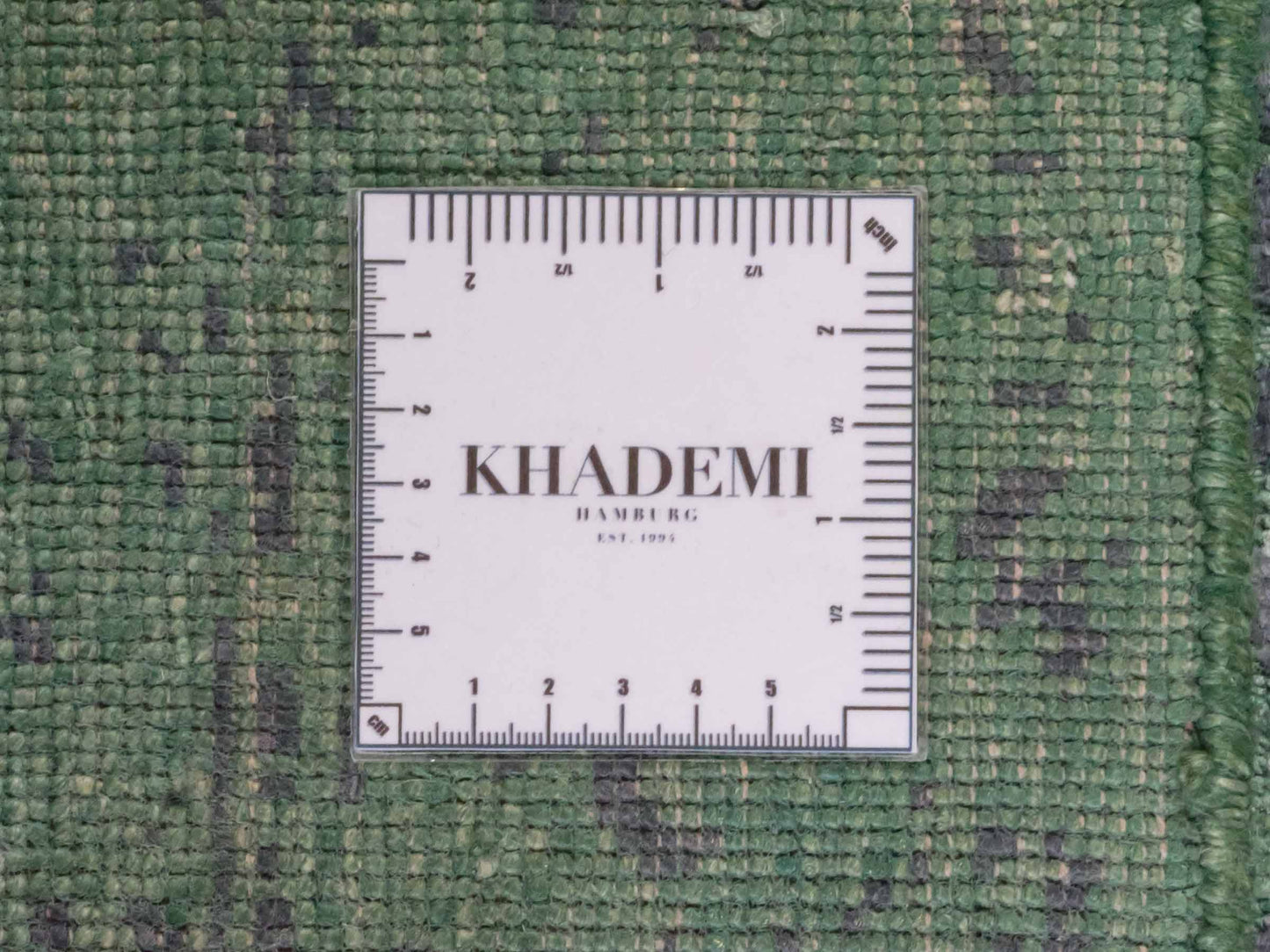 Handgeknüpfter Damask Orientteppich von Khademi aus Wolle mit Viskose, grün. Modernes Vintage-Design. Von Hand geknüpft in Indien. Größe: 140x71cm. Teppichnummer: KB4-1627. Verkauf durch Jupiter Intl.