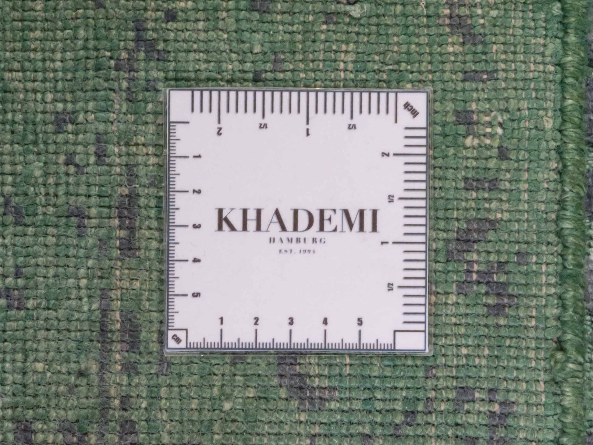 Handgeknüpfter Damask Orientteppich von Khademi aus Wolle mit Viskose, grün. Modernes Vintage-Design. Von Hand geknüpft in Indien. Größe: 140x71cm. Teppichnummer: KB4-1627. Verkauf durch Jupiter Intl.