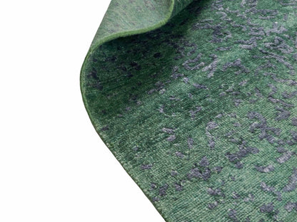 Handgeknüpfter Damask Orientteppich von Khademi aus Wolle mit Viskose, grün. Modernes Vintage-Design. Von Hand geknüpft in Indien. Größe: 140x71cm. Teppichnummer: KB4-1627. Verkauf durch Jupiter Intl.