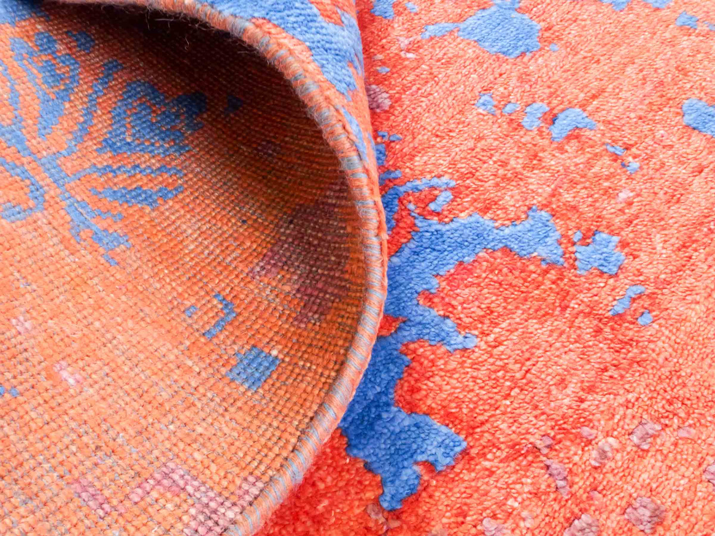 Handgeknüpfter Damask Orientteppich von Khademi aus Wolle mit Viskose, orange, blau. Modernes Vintage-Design. Von Hand geknüpft in Indien. Größe: 200x144cm. Teppichnummer: KB4-1618. Verkauf durch Jupiter Intl.