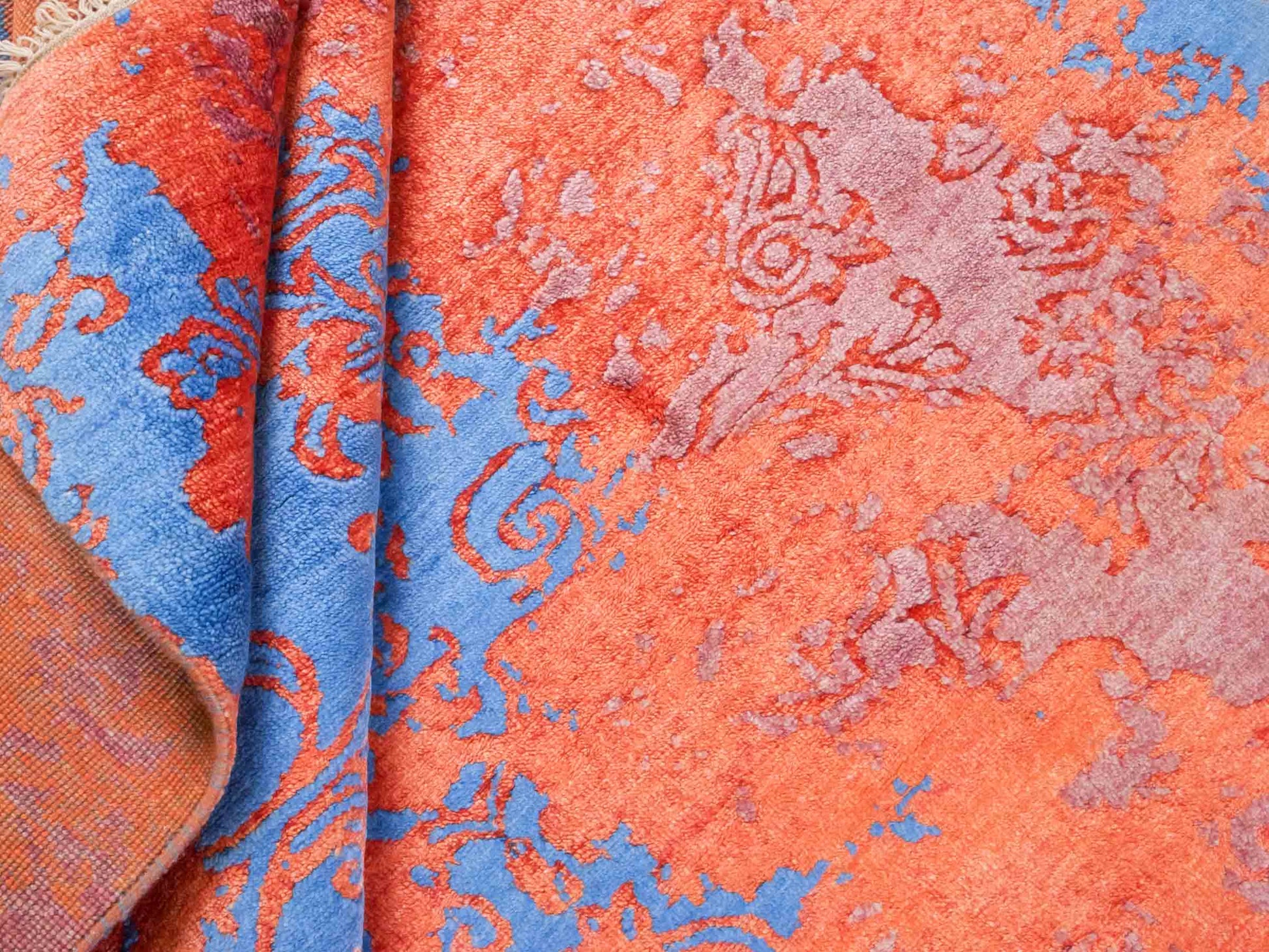 Handgeknüpfter Damask Orientteppich von Khademi aus Wolle mit Viskose, orange, blau. Modernes Vintage-Design. Von Hand geknüpft in Indien. Größe: 200x144cm. Teppichnummer: KB4-1618. Verkauf durch Jupiter Intl.