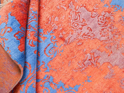 Handgeknüpfter Damask Orientteppich von Khademi aus Wolle mit Viskose, orange, blau. Modernes Vintage-Design. Von Hand geknüpft in Indien. Größe: 200x144cm. Teppichnummer: KB4-1618. Verkauf durch Jupiter Intl.