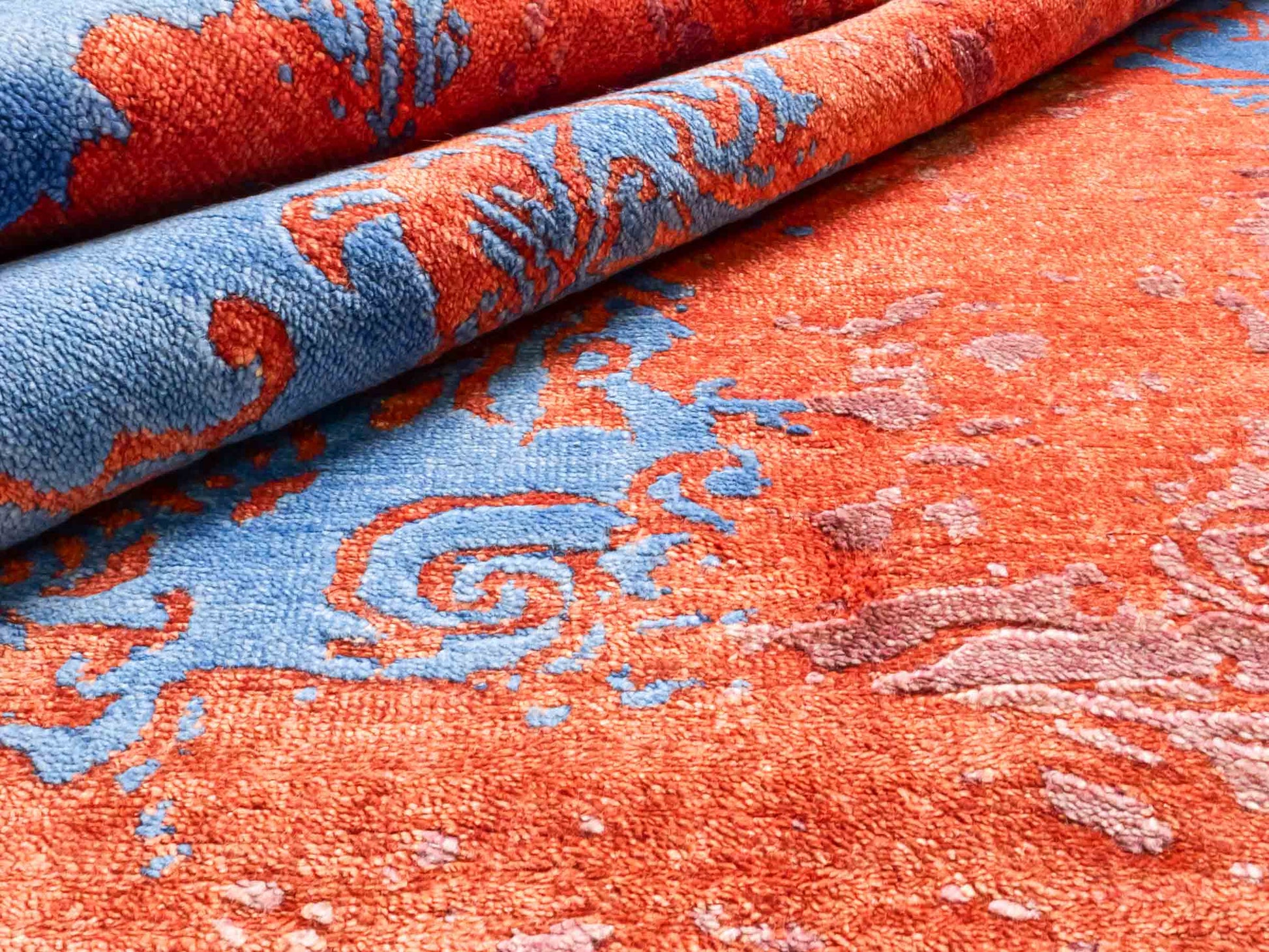 Handgeknüpfter Damask Orientteppich von Khademi aus Wolle mit Viskose, orange, blau. Modernes Vintage-Design. Von Hand geknüpft in Indien. Größe: 200x144cm. Teppichnummer: KB4-1618. Verkauf durch Jupiter Intl.