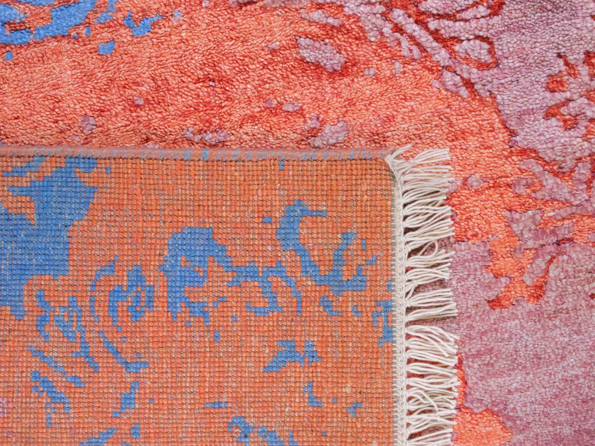 Handgeknüpfter Damask Orientteppich von Khademi aus Wolle mit Viskose, orange, blau. Modernes Vintage-Design. Von Hand geknüpft in Indien. Größe: 200x144cm. Teppichnummer: KB4-1618. Verkauf durch Jupiter Intl.