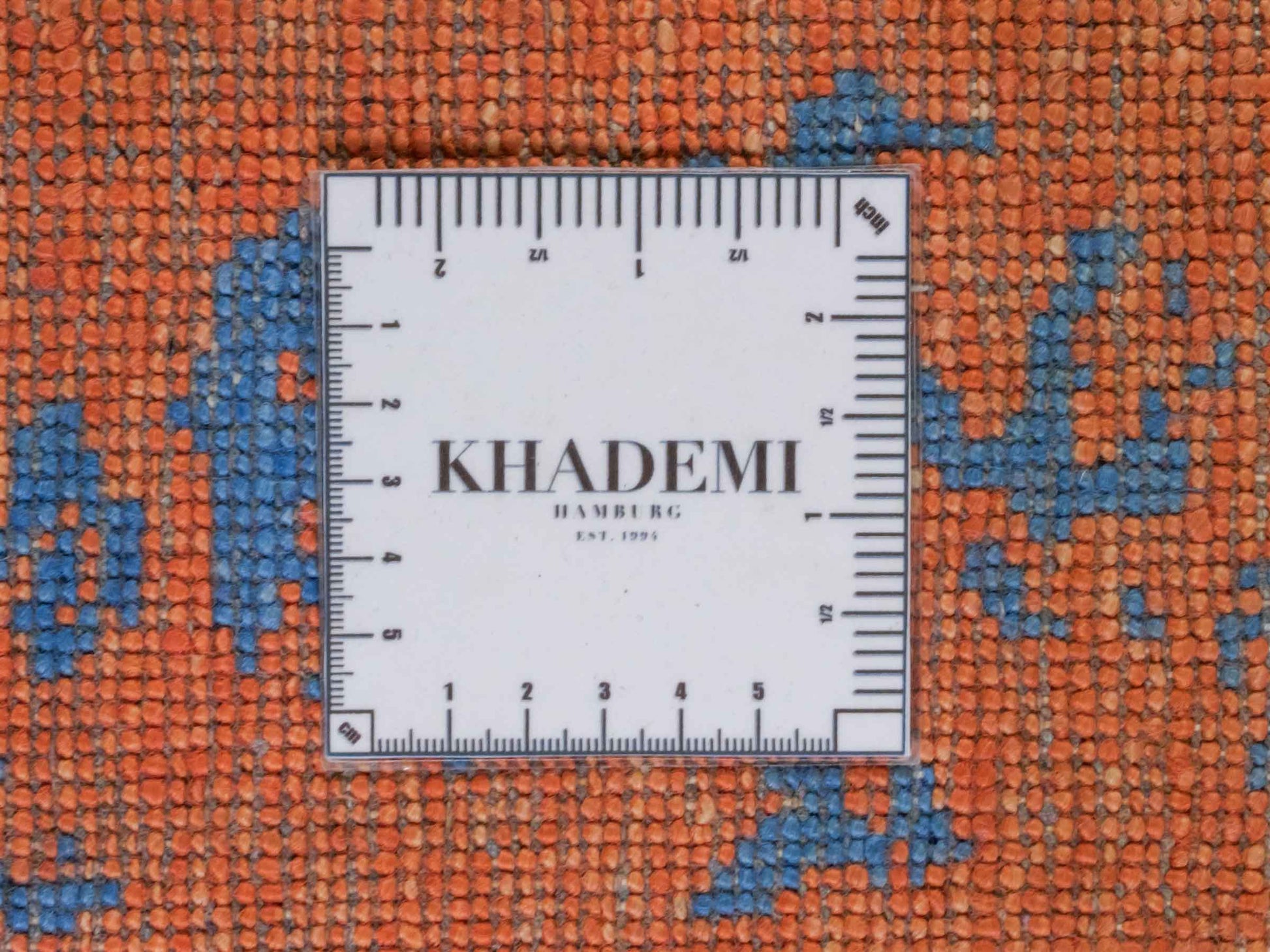 Handgeknüpfter Damask Orientteppich von Khademi aus Wolle mit Viskose, orange, blau. Modernes Vintage-Design. Von Hand geknüpft in Indien. Größe: 200x144cm. Teppichnummer: KB4-1618. Verkauf durch Jupiter Intl.
