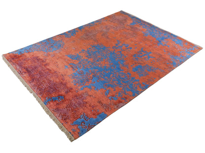 Handgeknüpfter Damask Orientteppich von Khademi aus Wolle mit Viskose, orange, blau. Modernes Vintage-Design. Von Hand geknüpft in Indien. Größe: 200x144cm. Teppichnummer: KB4-1618. Verkauf durch Jupiter Intl.