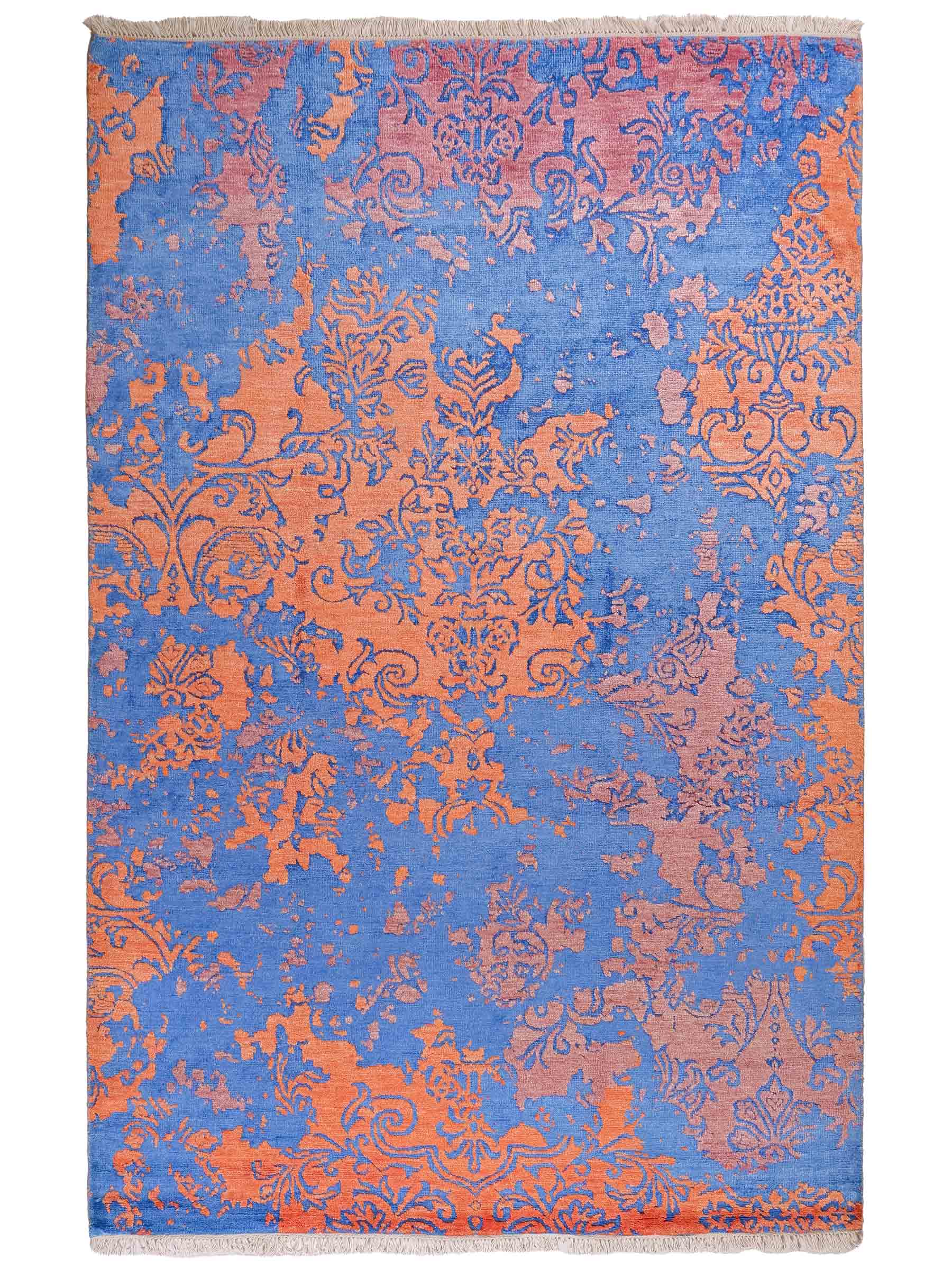 Handgeknüpfter Damask Orientteppich von Khademi aus Wolle mit Viskose, blau, orange. Modernes Vintage-Design. Von Hand geknüpft in Indien. Größe: 201x145cm. Teppichnummer: KB4-1620. Verkauf durch Jupiter Intl.