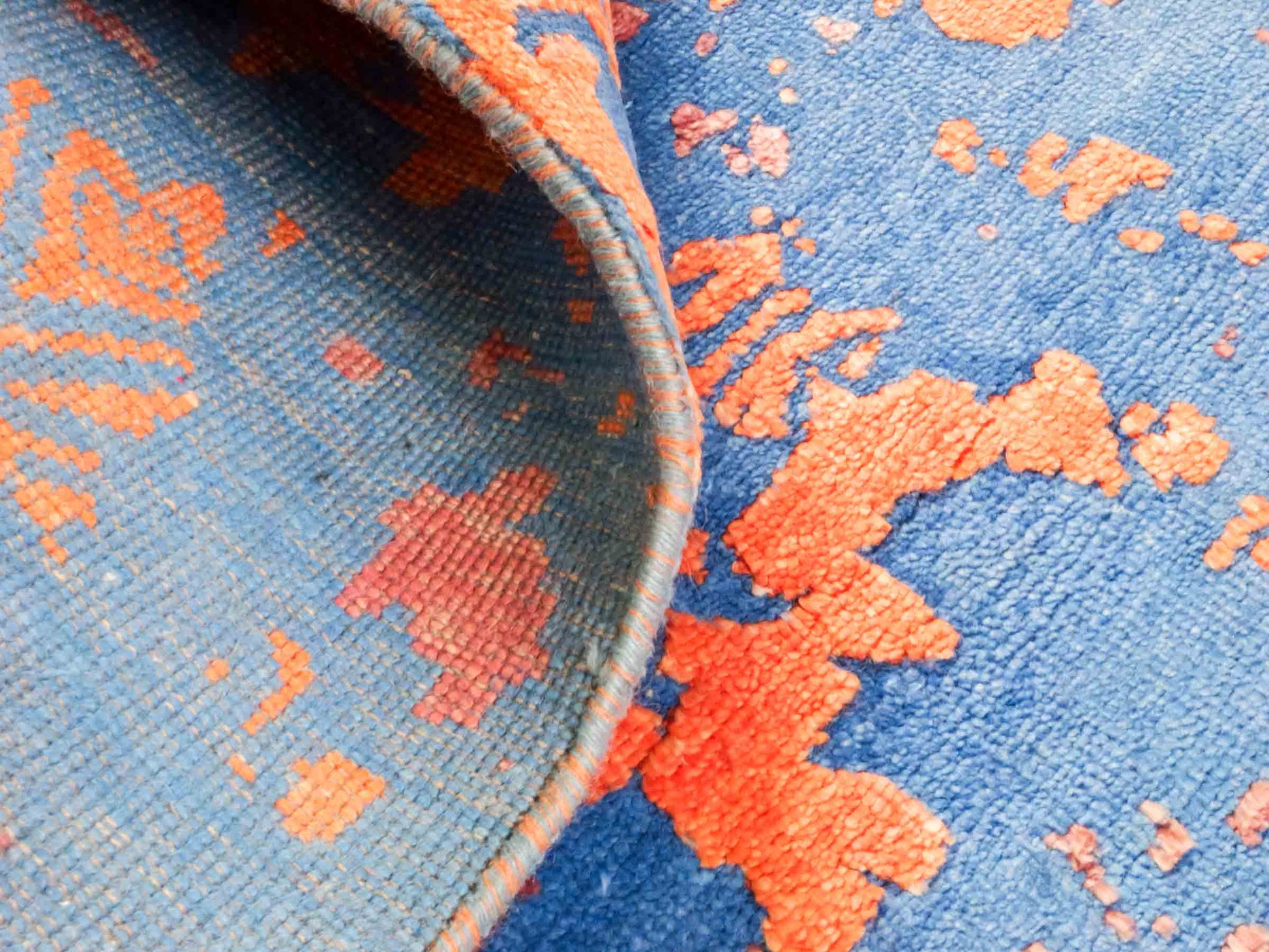 Handgeknüpfter Damask Orientteppich von Khademi aus Wolle mit Viskose, blau, orange. Modernes Vintage-Design. Von Hand geknüpft in Indien. Größe: 201x145cm. Teppichnummer: KB4-1620. Verkauf durch Jupiter Intl.