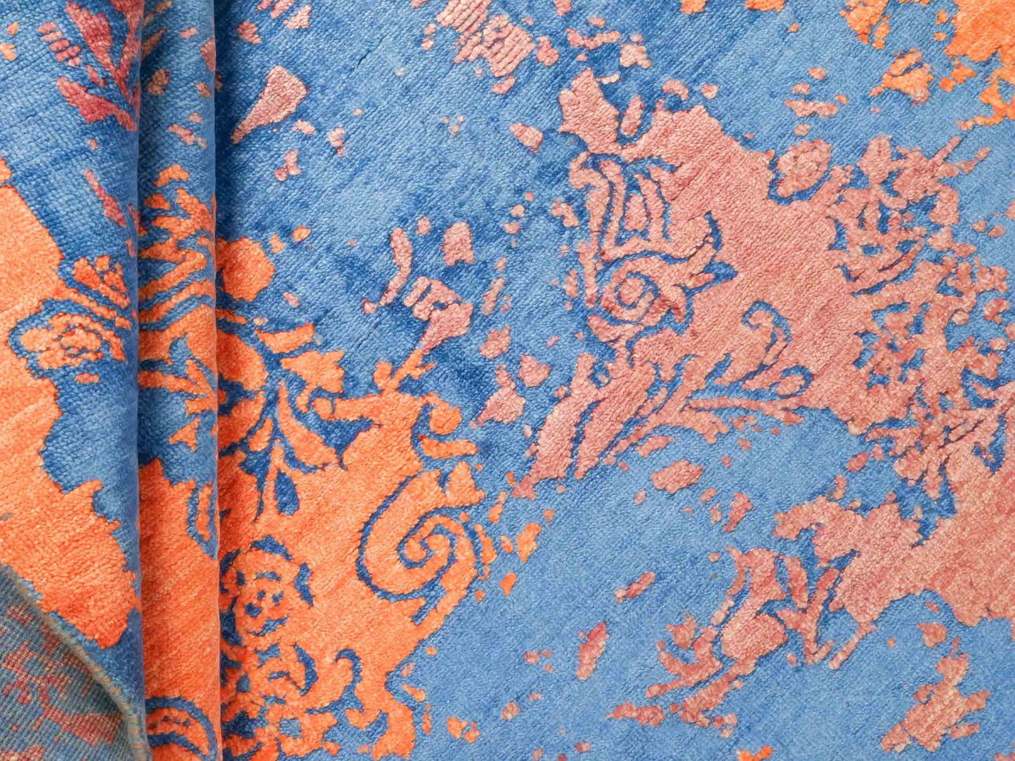 Handgeknüpfter Damask Orientteppich von Khademi aus Wolle mit Viskose, blau, orange. Modernes Vintage-Design. Von Hand geknüpft in Indien. Größe: 201x145cm. Teppichnummer: KB4-1620. Verkauf durch Jupiter Intl.
