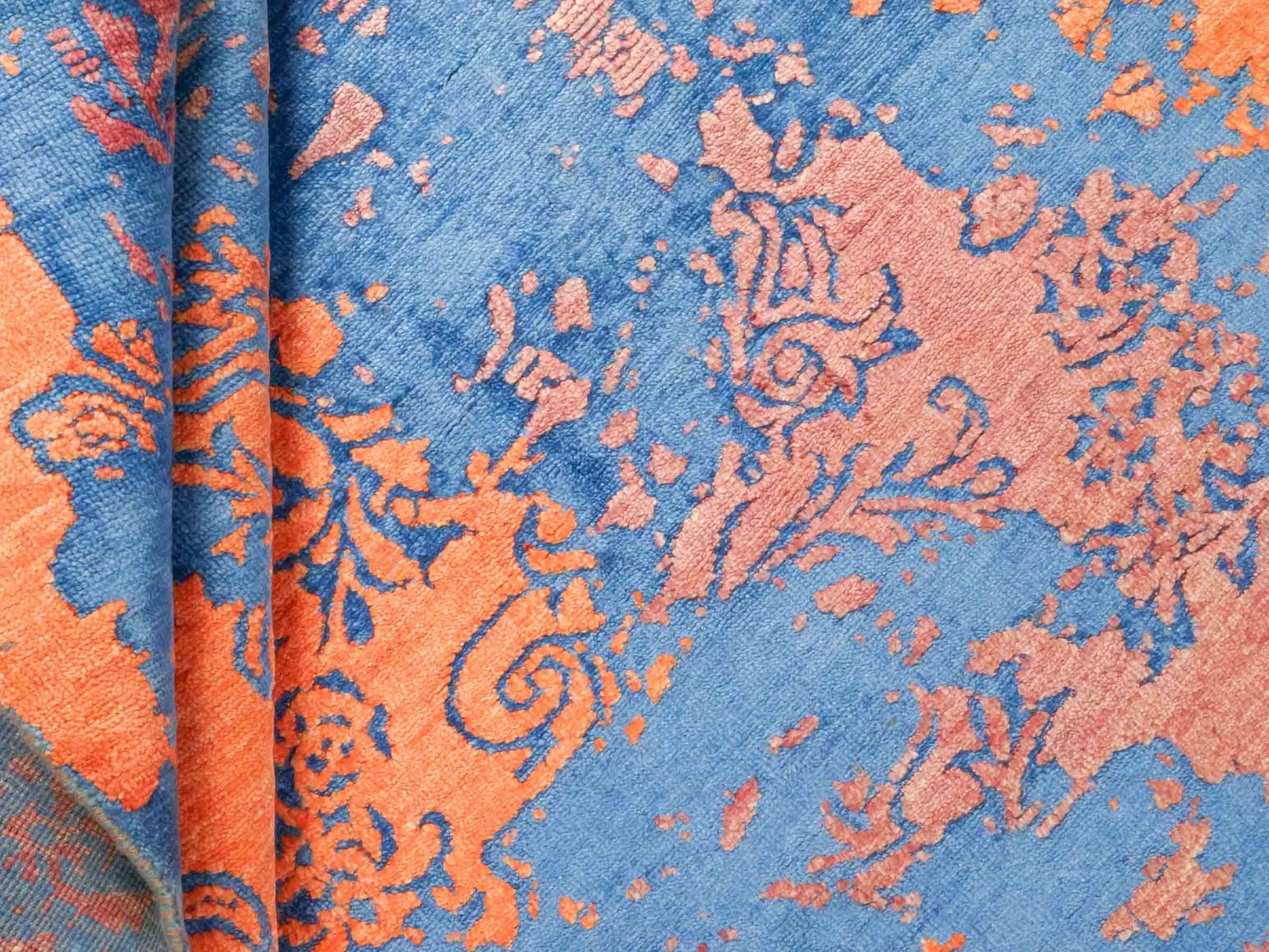 Handgeknüpfter Damask Orientteppich von Khademi aus Wolle mit Viskose, blau, orange. Modernes Vintage-Design. Von Hand geknüpft in Indien. Größe: 201x145cm. Teppichnummer: KB4-1620. Verkauf durch Jupiter Intl.