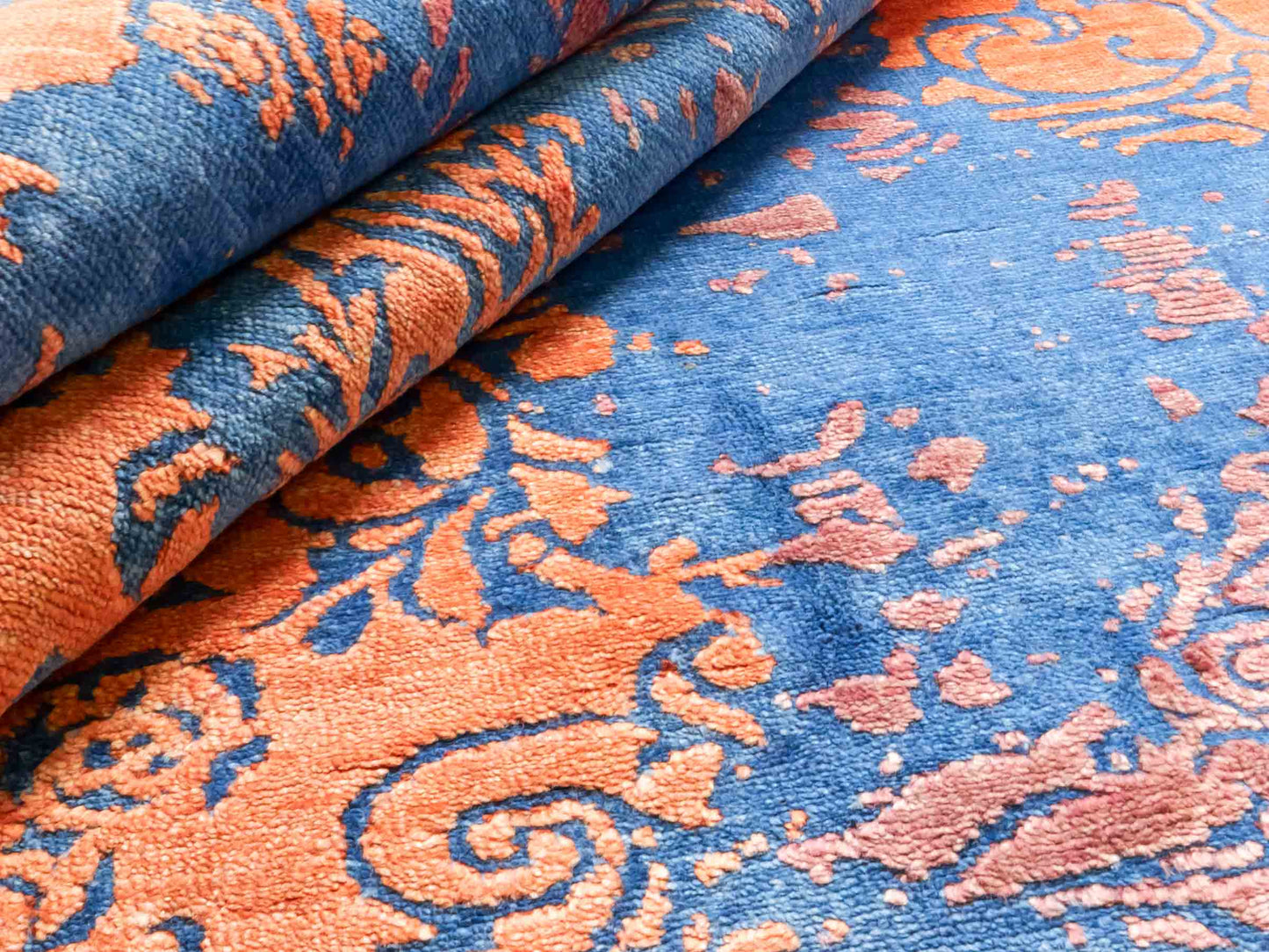 Handgeknüpfter Damask Orientteppich von Khademi aus Wolle mit Viskose, blau, orange. Modernes Vintage-Design. Von Hand geknüpft in Indien. Größe: 201x145cm. Teppichnummer: KB4-1620. Verkauf durch Jupiter Intl.
