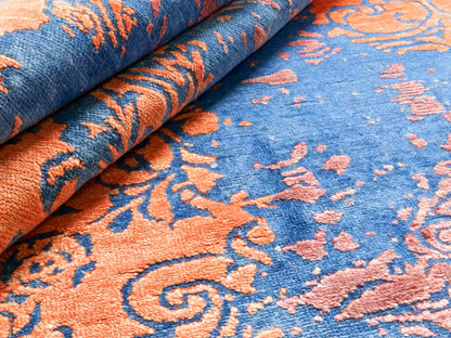 Handgeknüpfter Damask Orientteppich von Khademi aus Wolle mit Viskose, blau, orange. Modernes Vintage-Design. Von Hand geknüpft in Indien. Größe: 201x145cm. Teppichnummer: KB4-1620. Verkauf durch Jupiter Intl.
