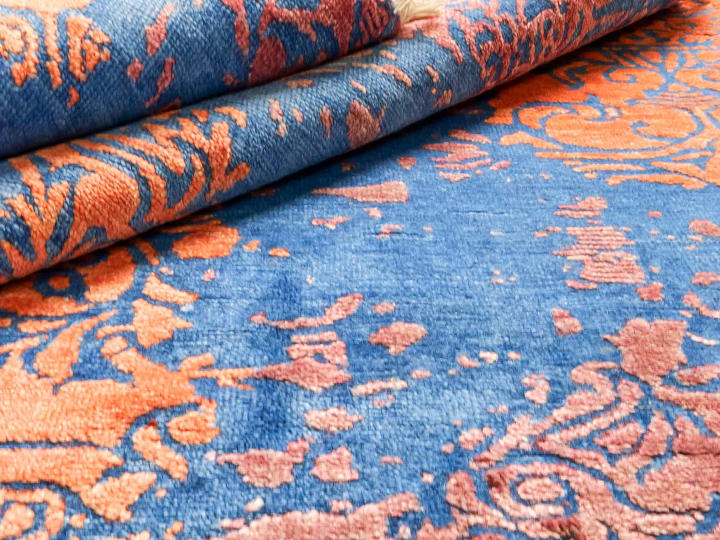 Handgeknüpfter Damask Orientteppich von Khademi aus Wolle mit Viskose, blau, orange. Modernes Vintage-Design. Von Hand geknüpft in Indien. Größe: 201x145cm. Teppichnummer: KB4-1620. Verkauf durch Jupiter Intl.