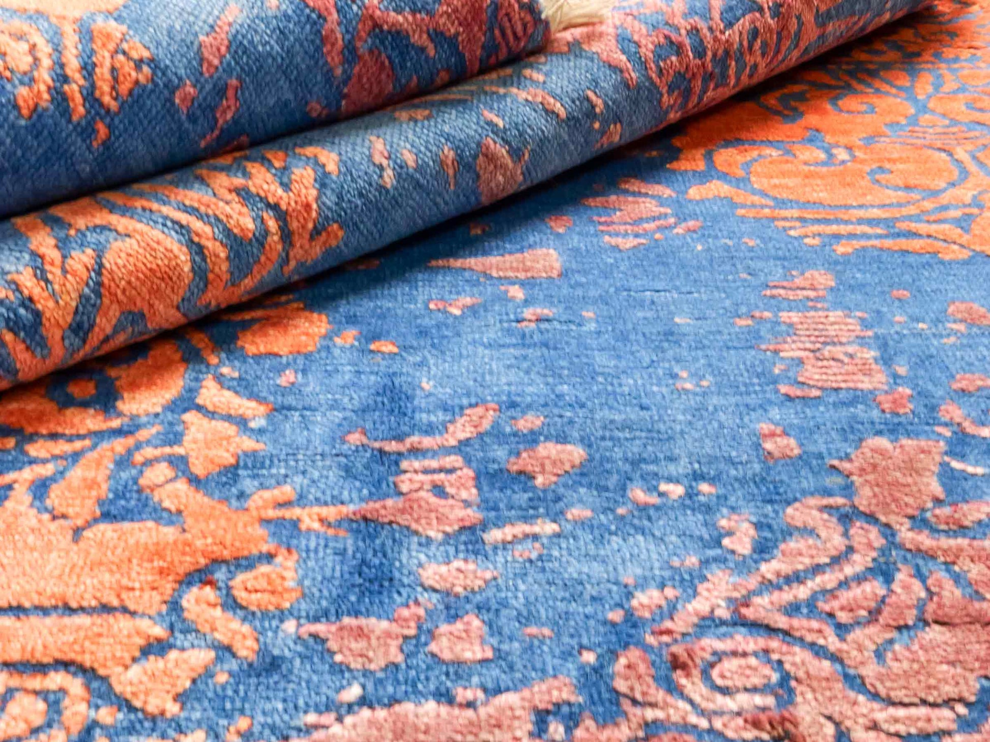 Handgeknüpfter Damask Orientteppich von Khademi aus Wolle mit Viskose, blau, orange. Modernes Vintage-Design. Von Hand geknüpft in Indien. Größe: 201x145cm. Teppichnummer: KB4-1620. Verkauf durch Jupiter Intl.