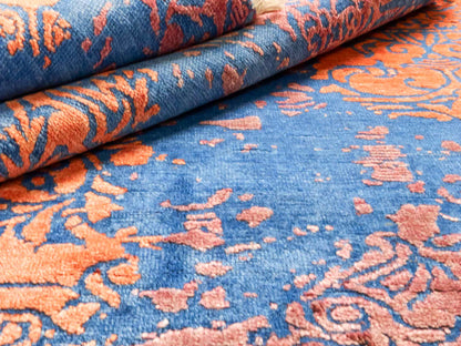 Handgeknüpfter Damask Orientteppich von Khademi aus Wolle mit Viskose, blau, orange. Modernes Vintage-Design. Von Hand geknüpft in Indien. Größe: 201x145cm. Teppichnummer: KB4-1620. Verkauf durch Jupiter Intl.