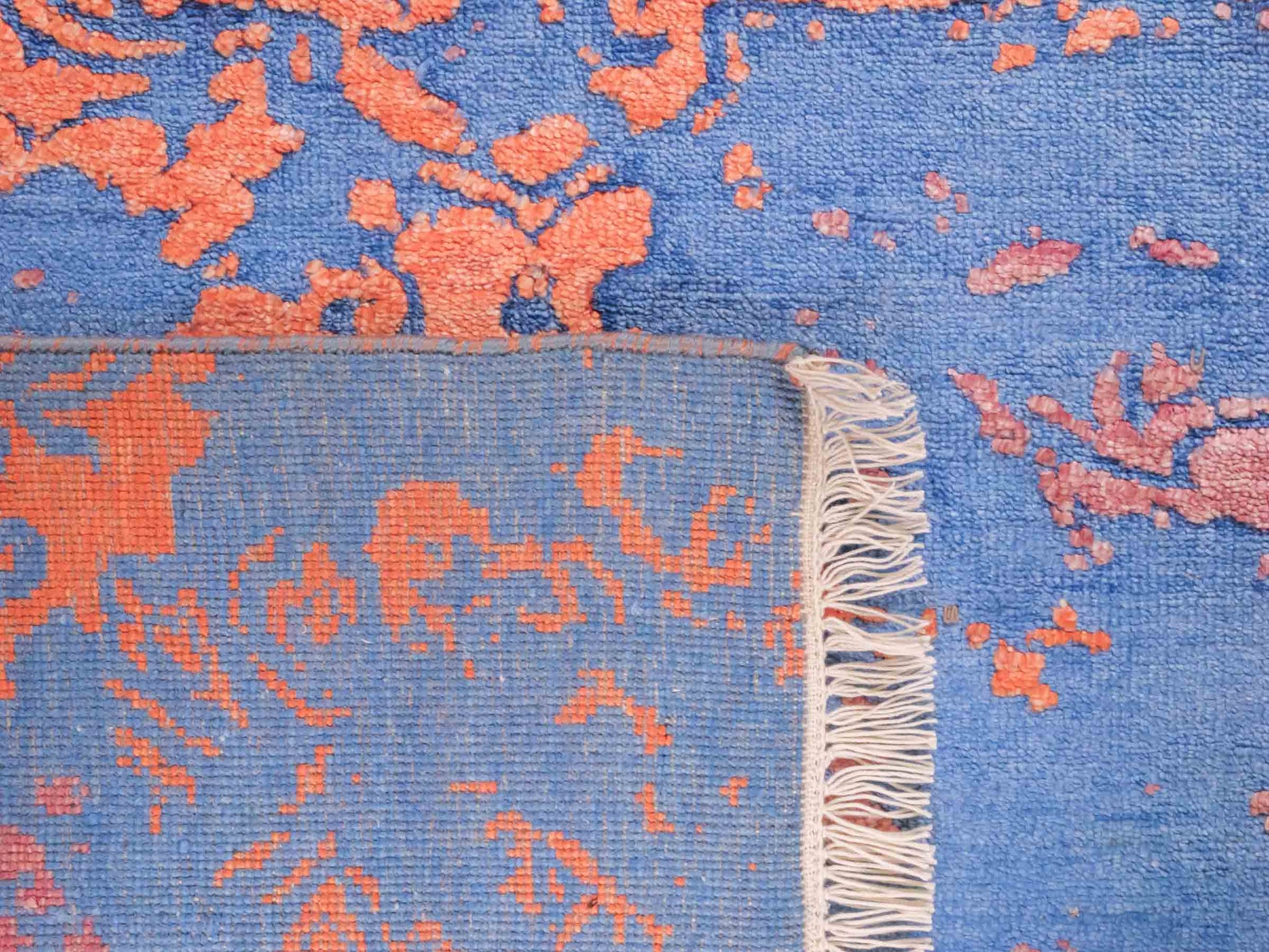 Handgeknüpfter Damask Orientteppich von Khademi aus Wolle mit Viskose, blau, orange. Modernes Vintage-Design. Von Hand geknüpft in Indien. Größe: 201x145cm. Teppichnummer: KB4-1620. Verkauf durch Jupiter Intl.