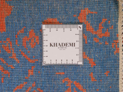 Handgeknüpfter Damask Orientteppich von Khademi aus Wolle mit Viskose, blau, orange. Modernes Vintage-Design. Von Hand geknüpft in Indien. Größe: 201x145cm. Teppichnummer: KB4-1620. Verkauf durch Jupiter Intl.