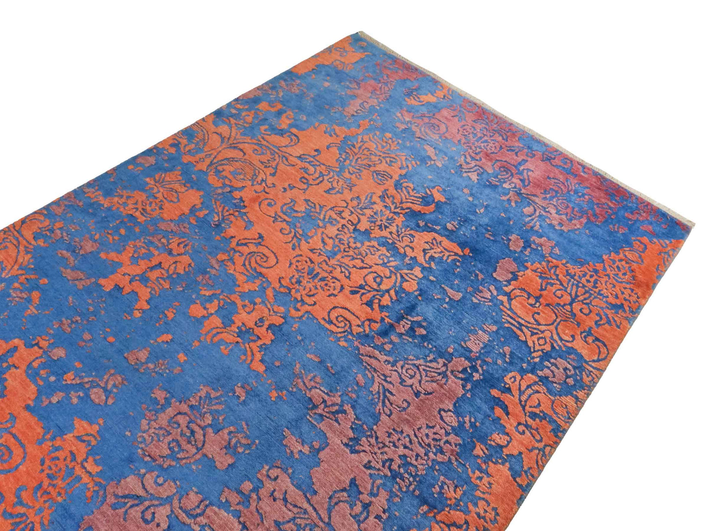 Handgeknüpfter Damask Orientteppich von Khademi aus Wolle mit Viskose, blau, orange. Modernes Vintage-Design. Von Hand geknüpft in Indien. Größe: 201x145cm. Teppichnummer: KB4-1620. Verkauf durch Jupiter Intl.