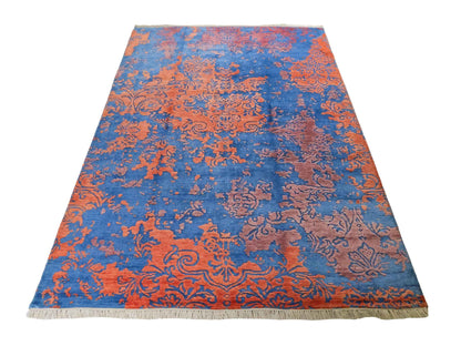 Handgeknüpfter Damask Orientteppich von Khademi aus Wolle mit Viskose, blau, orange. Modernes Vintage-Design. Von Hand geknüpft in Indien. Größe: 201x145cm. Teppichnummer: KB4-1620. Verkauf durch Jupiter Intl.