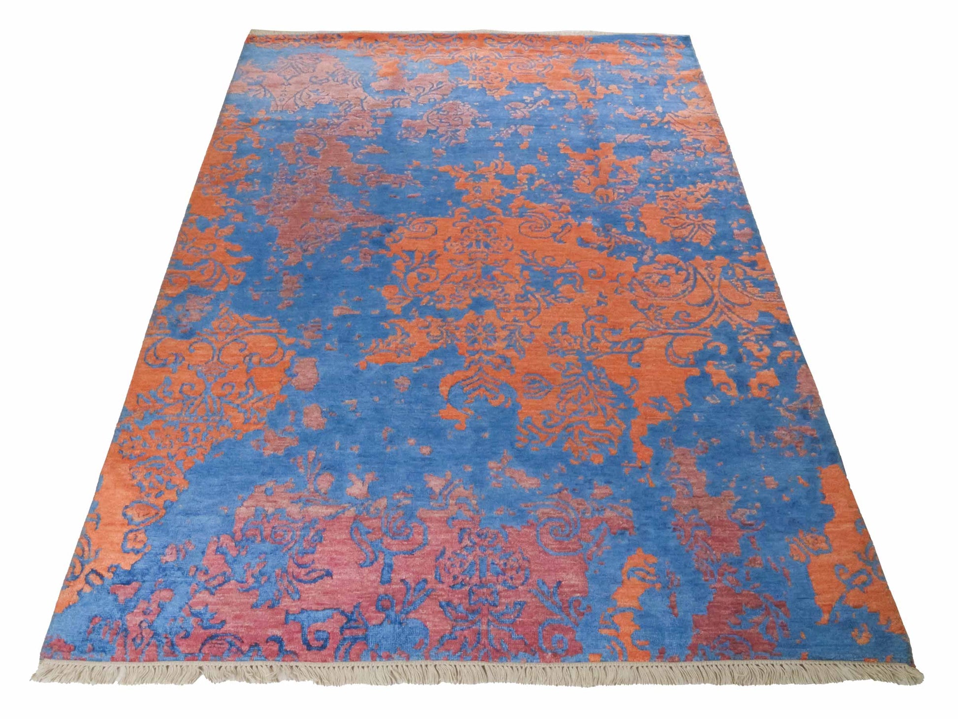 Handgeknüpfter Damask Orientteppich von Khademi aus Wolle mit Viskose, blau, orange. Modernes Vintage-Design. Von Hand geknüpft in Indien. Größe: 201x145cm. Teppichnummer: KB4-1620. Verkauf durch Jupiter Intl.