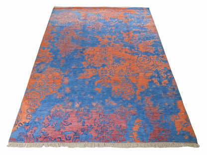 Handgeknüpfter Damask Orientteppich von Khademi aus Wolle mit Viskose, blau, orange. Modernes Vintage-Design. Von Hand geknüpft in Indien. Größe: 201x145cm. Teppichnummer: KB4-1620. Verkauf durch Jupiter Intl.
