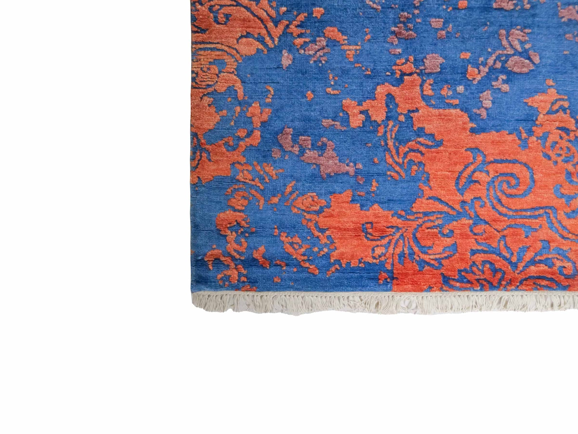 Handgeknüpfter Damask Orientteppich von Khademi aus Wolle mit Viskose, blau, orange. Modernes Vintage-Design. Von Hand geknüpft in Indien. Größe: 201x145cm. Teppichnummer: KB4-1620. Verkauf durch Jupiter Intl.