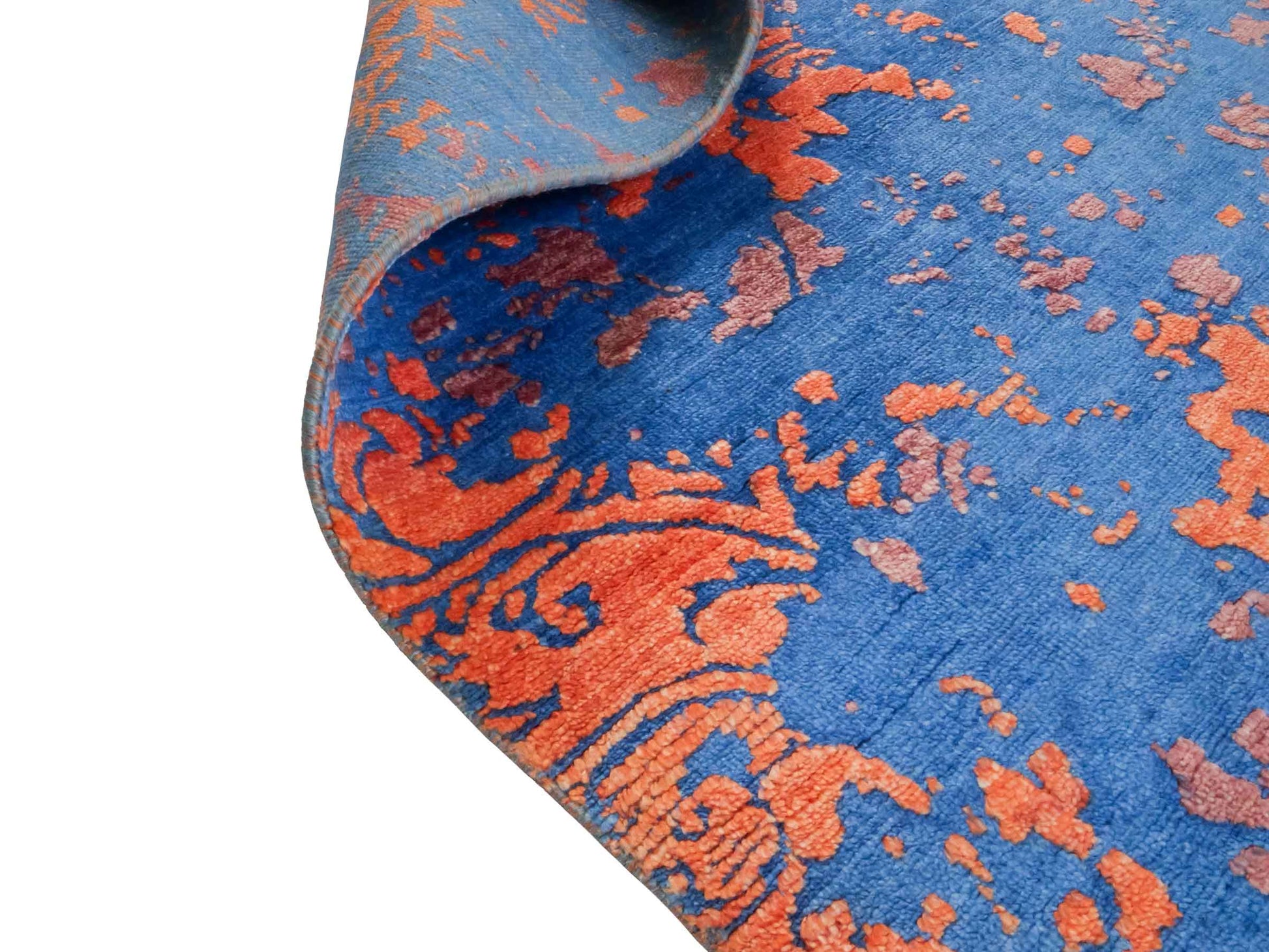 Handgeknüpfter Damask Orientteppich von Khademi aus Wolle mit Viskose, blau, orange. Modernes Vintage-Design. Von Hand geknüpft in Indien. Größe: 201x145cm. Teppichnummer: KB4-1620. Verkauf durch Jupiter Intl.
