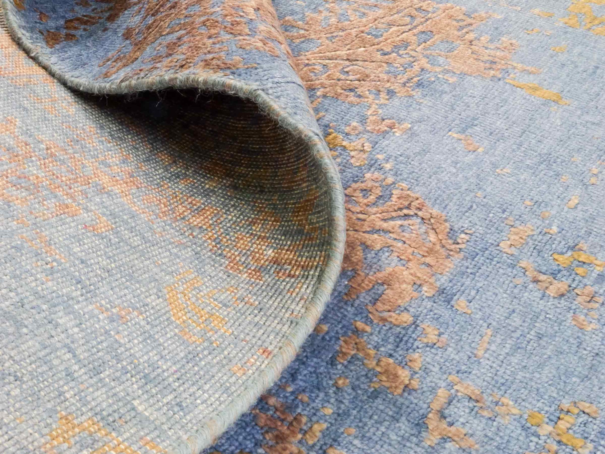 Handgeknüpfter Damask Orientteppich von Khademi aus Wolle mit Viskose, blau, khaki. Modernes Vintage-Design. Von Hand geknüpft in Indien. Größe: 202x144cm. Teppichnummer: KB4-1621. Verkauf durch Jupiter Intl.