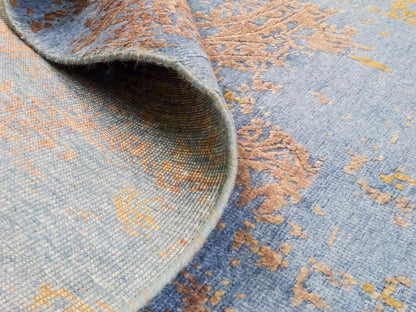 Handgeknüpfter Damask Orientteppich von Khademi aus Wolle mit Viskose, blau, khaki. Modernes Vintage-Design. Von Hand geknüpft in Indien. Größe: 202x144cm. Teppichnummer: KB4-1621. Verkauf durch Jupiter Intl.