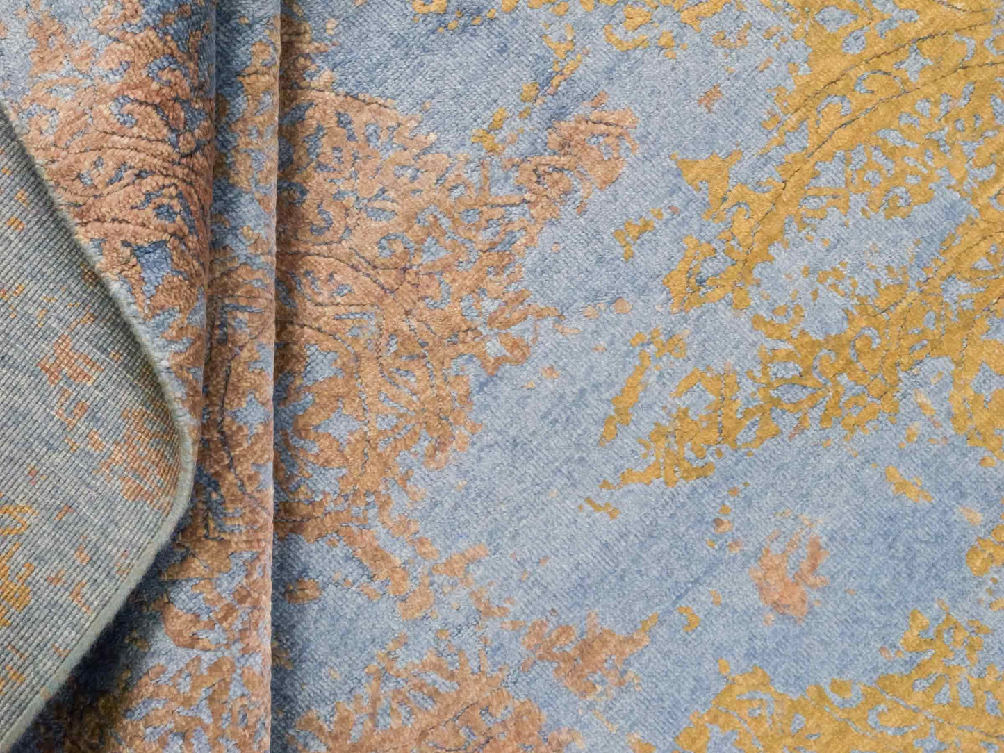 Handgeknüpfter Damask Orientteppich von Khademi aus Wolle mit Viskose, blau, khaki. Modernes Vintage-Design. Von Hand geknüpft in Indien. Größe: 202x144cm. Teppichnummer: KB4-1621. Verkauf durch Jupiter Intl.